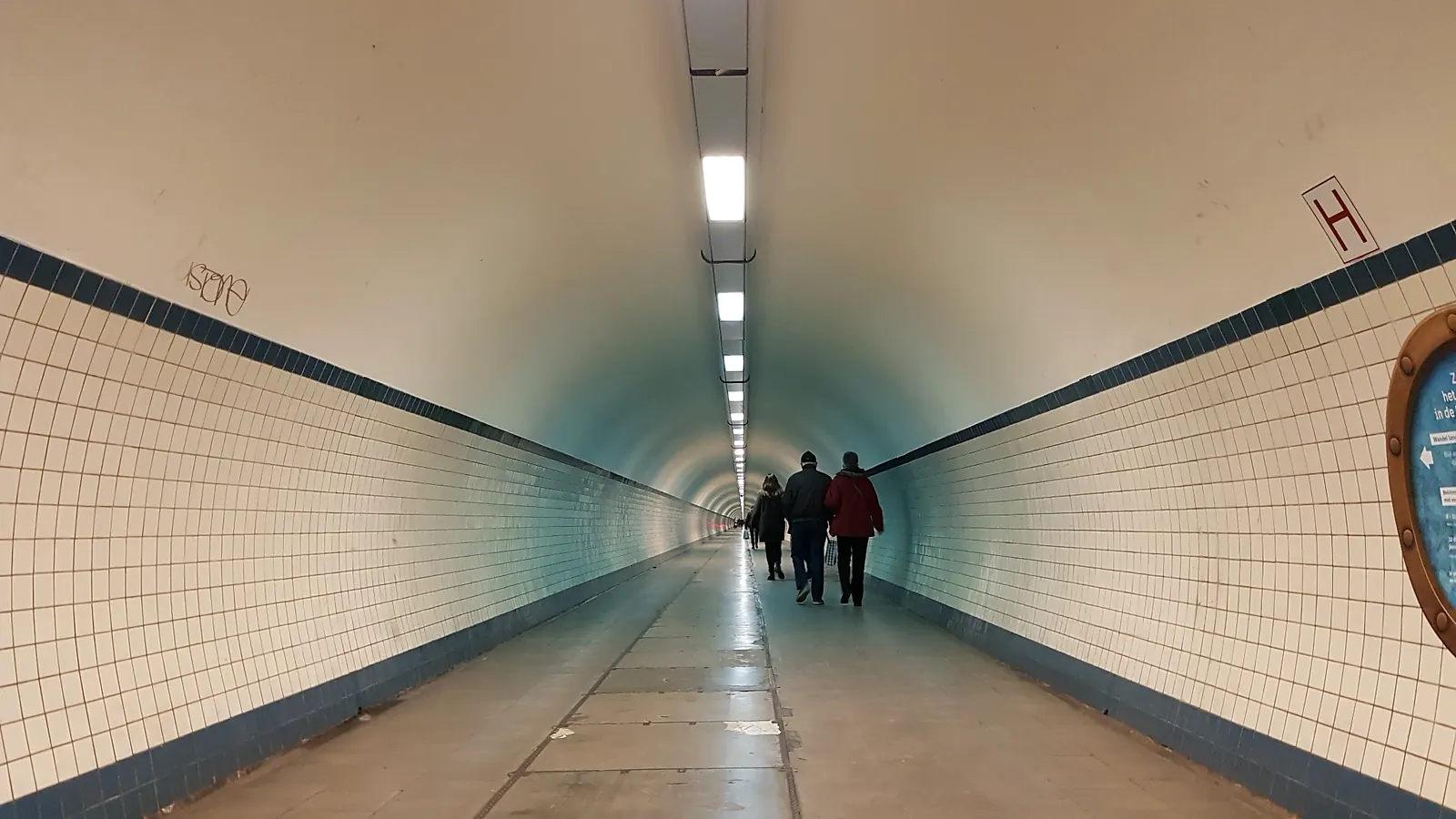 Menschen im Sint-Annatunnel in Antwerpen